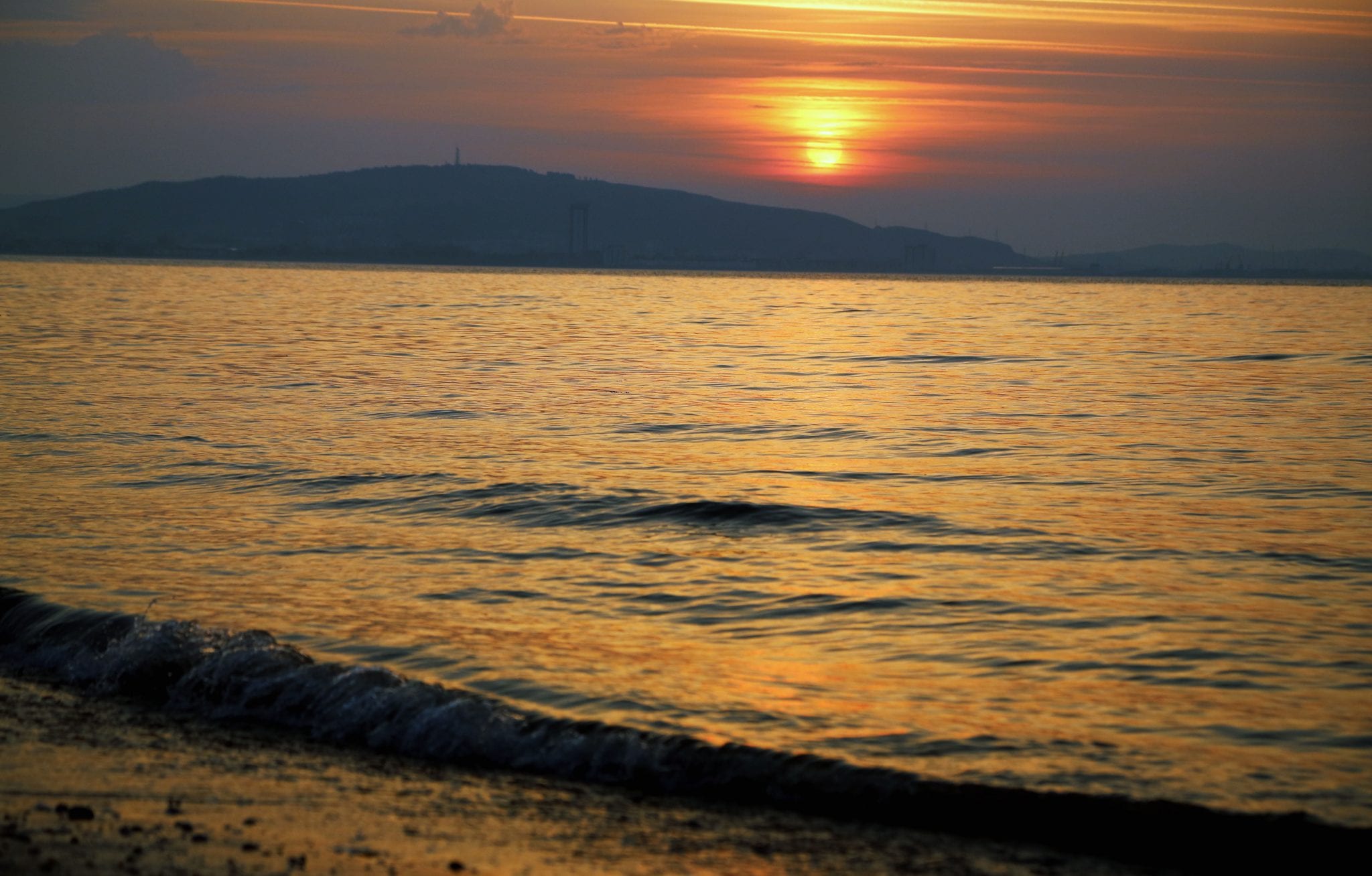 Pictured: The sun rises over Swansea Bay, as seen from West Cross in south Wales, UK. Wednesday 21 June 2017 Re: Summer Solstice