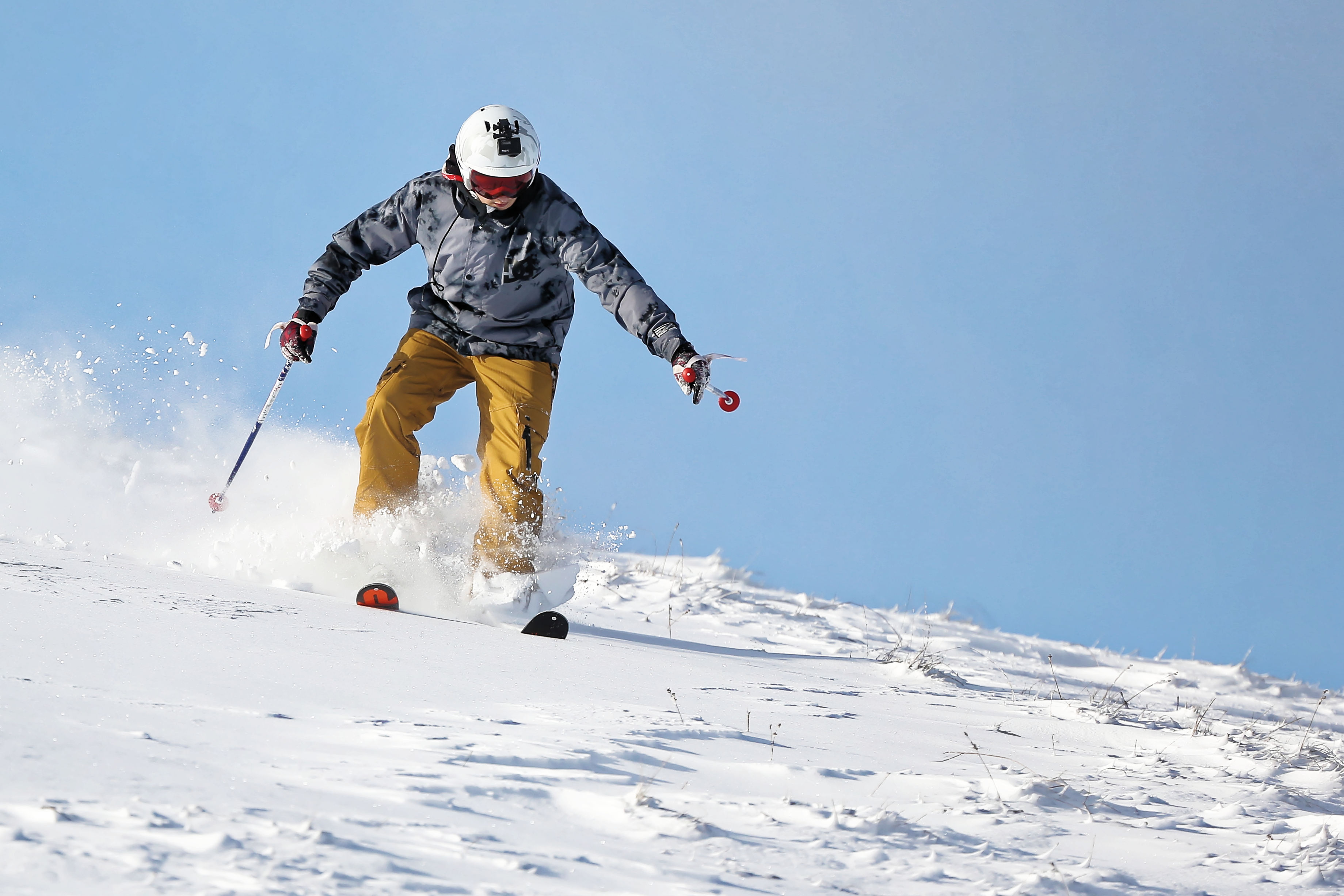 Pictured: A man skis in the snow at Storey Arms in the Brecon Beacons, Wales, UK. Monday 11 December 2017 Re: Freezing temperatures, snow and ice has affected parts of the UK.