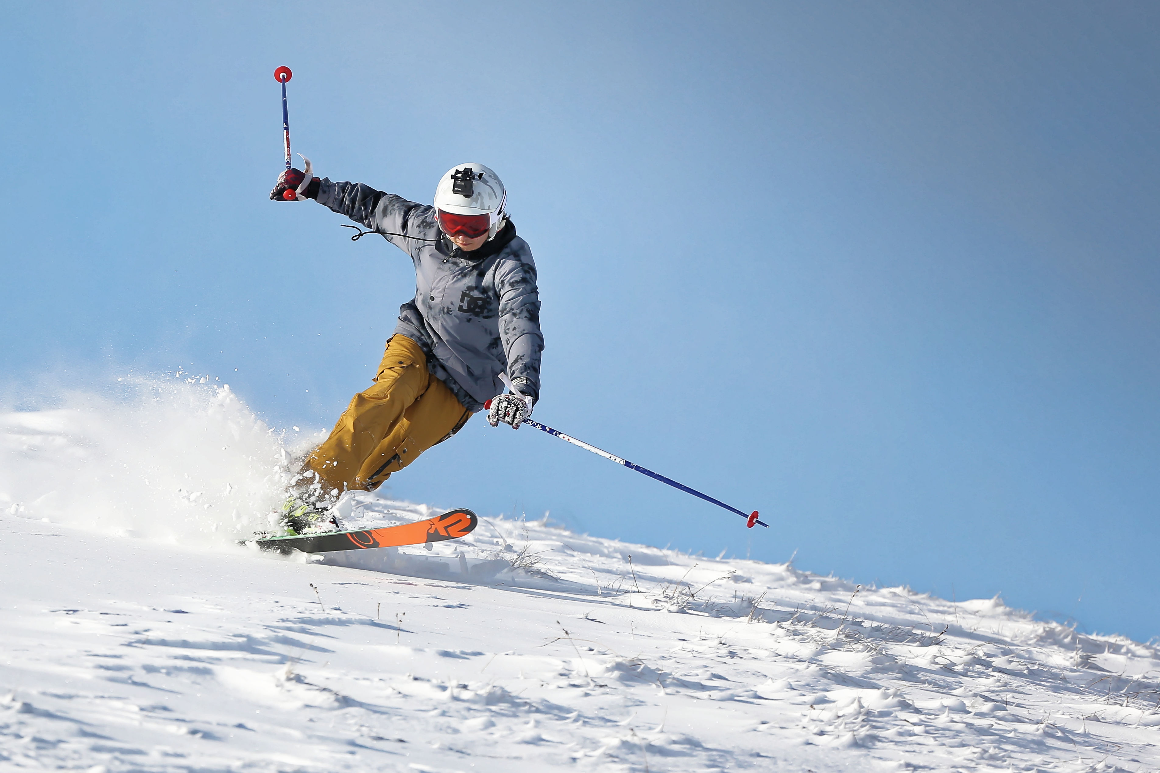 Pictured: A man falls over as he skis in the snow at Storey Arms in the Brecon Beacons, Wales, UK. Monday 11 December 2017 Re: Freezing temperatures, snow and ice has affected parts of the UK.